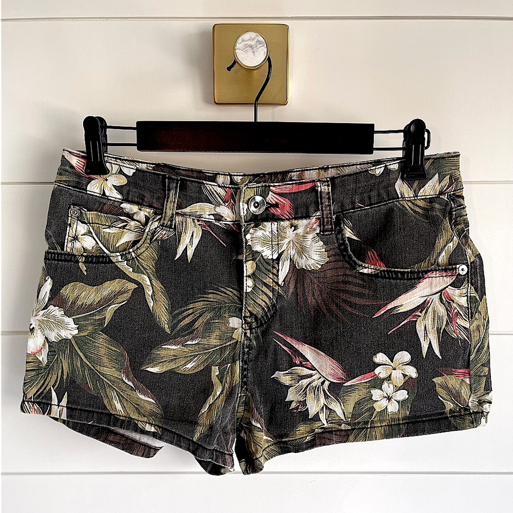 BILLABONG Black Hawaiian Pattern Denim Shorts Sz 28- Like New Condition